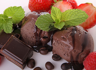 glace au chocolat et fruits rouge