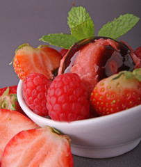 coupe, boule de glace et fruits