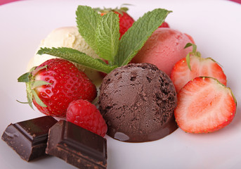 boule de glace, chocolat, vanille et fraise