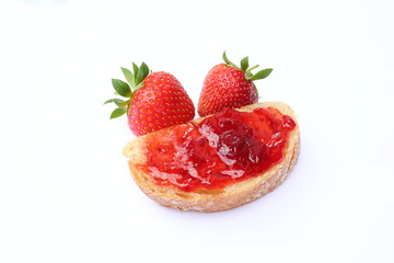 Weißbrot mit Erdbeermarmelade