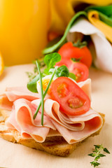 Toast al Prosciutto e Succo d'arancia - Colazione