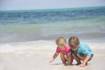 Naklejka premium two children playing in water