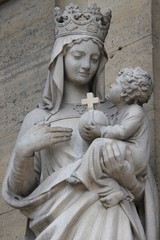 Fototapeta na wymiar Statut de la Vierge et l'enfant de Eglise d'Auteuil à Paris