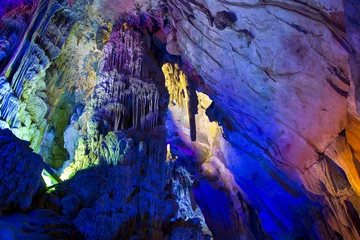 Foto auf Leinwand Beleuchtete Höhle in Guilin, China © TravelWorld