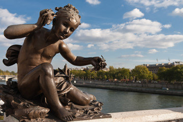 Skulptur einer Meerjungfrau auf der Pont Alexandre in Paris
