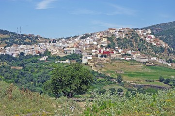 Fototapeta na wymiar Wioska na wzgórzu