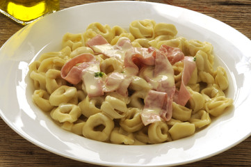 Tortellini alla panna e prosciutto