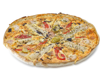 Pizza cortada en porciones.