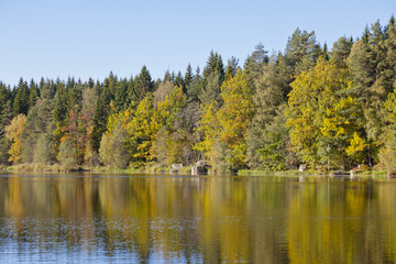 Fototapeta na wymiar Jesienne kolory w jeziorze