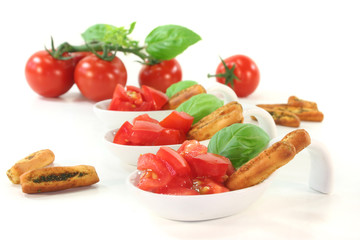 Tomate mit Grissini und Basilikum