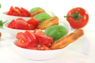 Tomate mit Grissini und Basilikum
