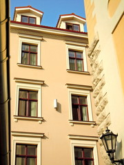 Obraz premium Yellow wall, lantern and dormers