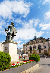 Händel-Denkmal mit Stadthaus in Halle