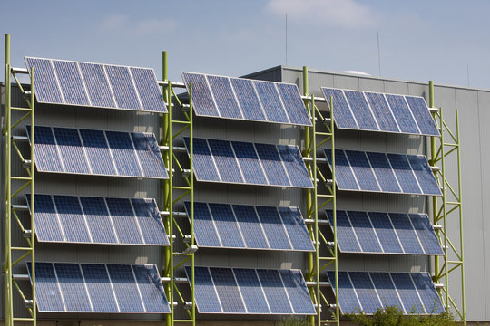 Photovoltaik-Anlage an Hausfassade Ökostrom