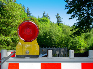 Warnleuchte an Baustelle im Wald
