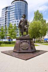 Памятник таможеннику на набережной