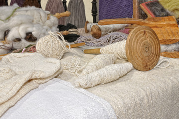 Fototapeta na wymiar Trabajos artesanos con lana.