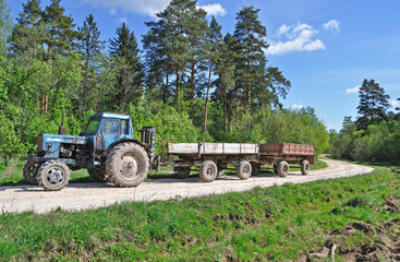 Obraz premium Tractor with trailer on country road