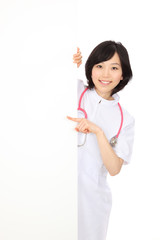 メッセージボードと白衣を着た女性