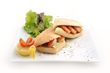 Shrimp sandwich with lettuce, tomatoes and lemon slices