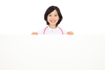 メッセージボードと白衣を着た女性