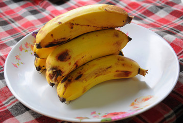 mature bananas in dish