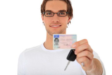 Fahranfänger zeigt stolz seinen Führerschein