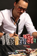Mann beim Pokern