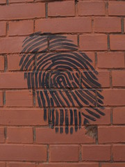 Граффити "Отпечаток пальца" на кирпичной стене