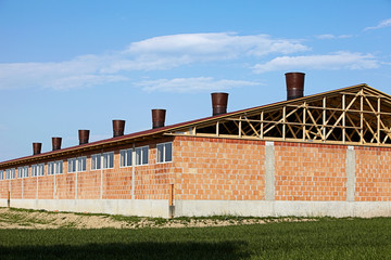 Fototapeta premium BAUERNHOF ROHBAU SCHORNSTEINE