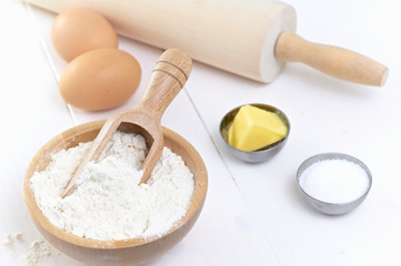 raw ingredientes, ready to merge to make a cake