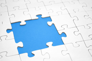 Weißes Puzzle auf blauem Untergrund