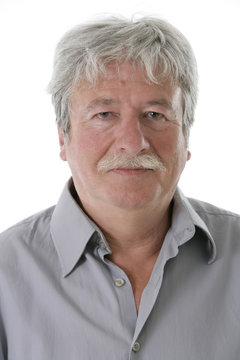 Expession neutre d'un s&eacute;nior