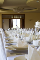 Tischdekoration im Ballsaal zur Hochzeit
