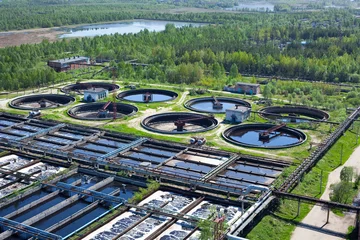 Fotobehang Stadsgebouw Biologische waterzuiveringsinstallatie met ronde bezinkers