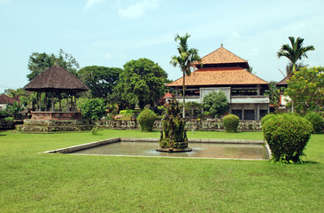 Fototapeta na wymiar Azjatycki dom i ogród (Bali, Indonezja)