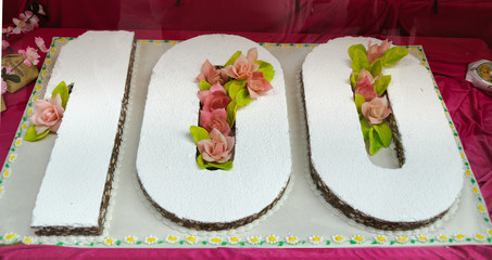 torta per il compleanno dei cento anni