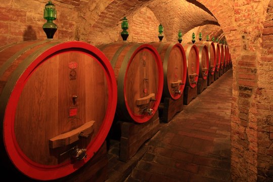 Weinkeller,Rotwein,arrique Fa&szlig; ausgebaut,Toskana,Italien