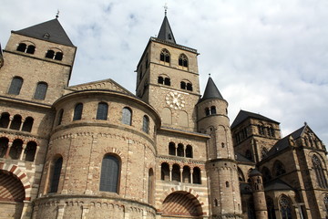 Fototapeta na wymiar The St.Petrus Dom and the Liebefrauenkirche in Trier