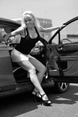 Fototapeta na wymiar blonde femme et voiture