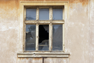 Fototapeta na wymiar old broken window