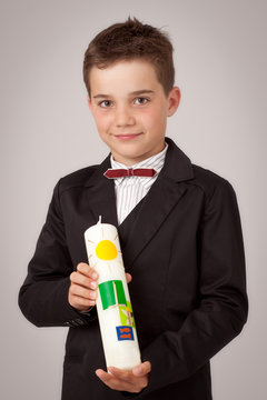 Kommunion - Porträt Junge mit Kerze - Erstkommunion