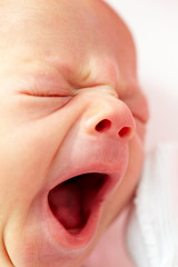 Müdes Baby gähnt laut