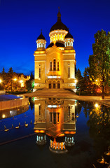 Fototapeta na wymiar Nocny widok z prawosławną katedrę z Cluj Napoca
