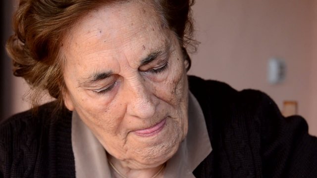 donna anziana