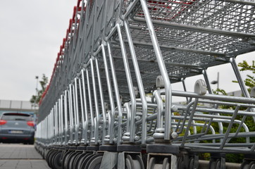 Einkaufswagen warten auf Kunden