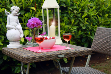 Festlich gedeckter Tisch im Freien