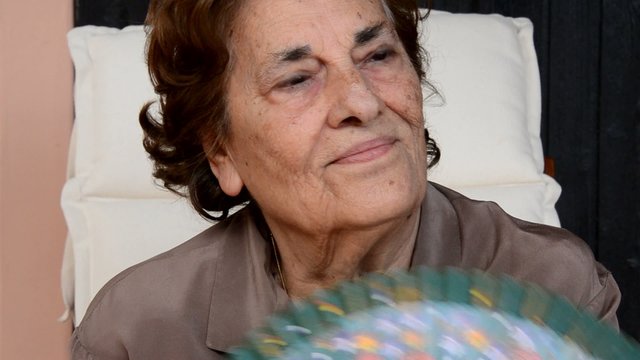 donna anziana sorridente