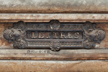 Почтовый ящик в деревянной двери.