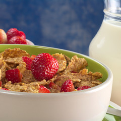 Wholewheat cereal with fresh strawberries